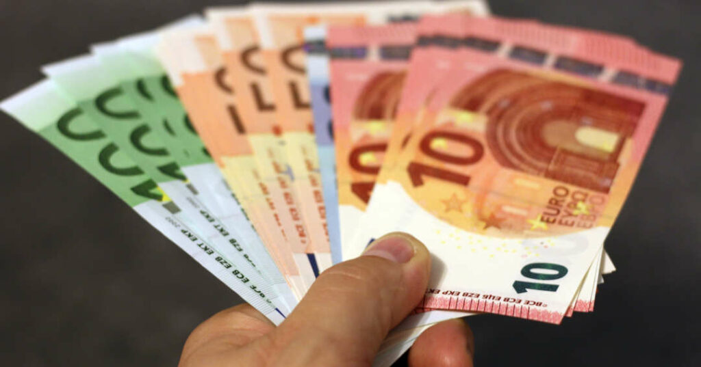 Hundreds of euro in cash to emphasise the value of heat pump grants in Ireland