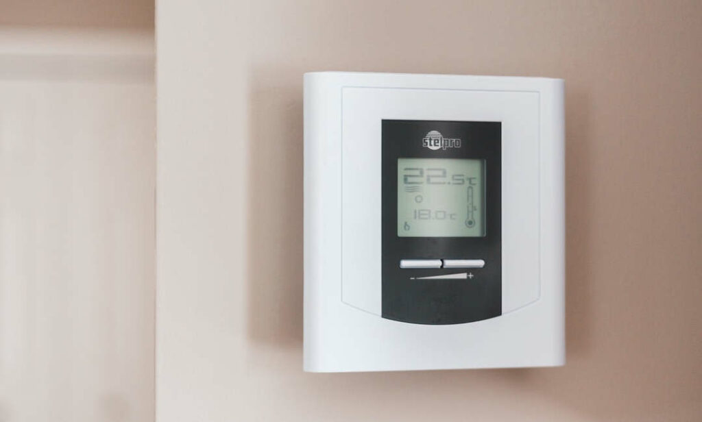 Heat pump thermostat showing a constant minimum and maximum temperature